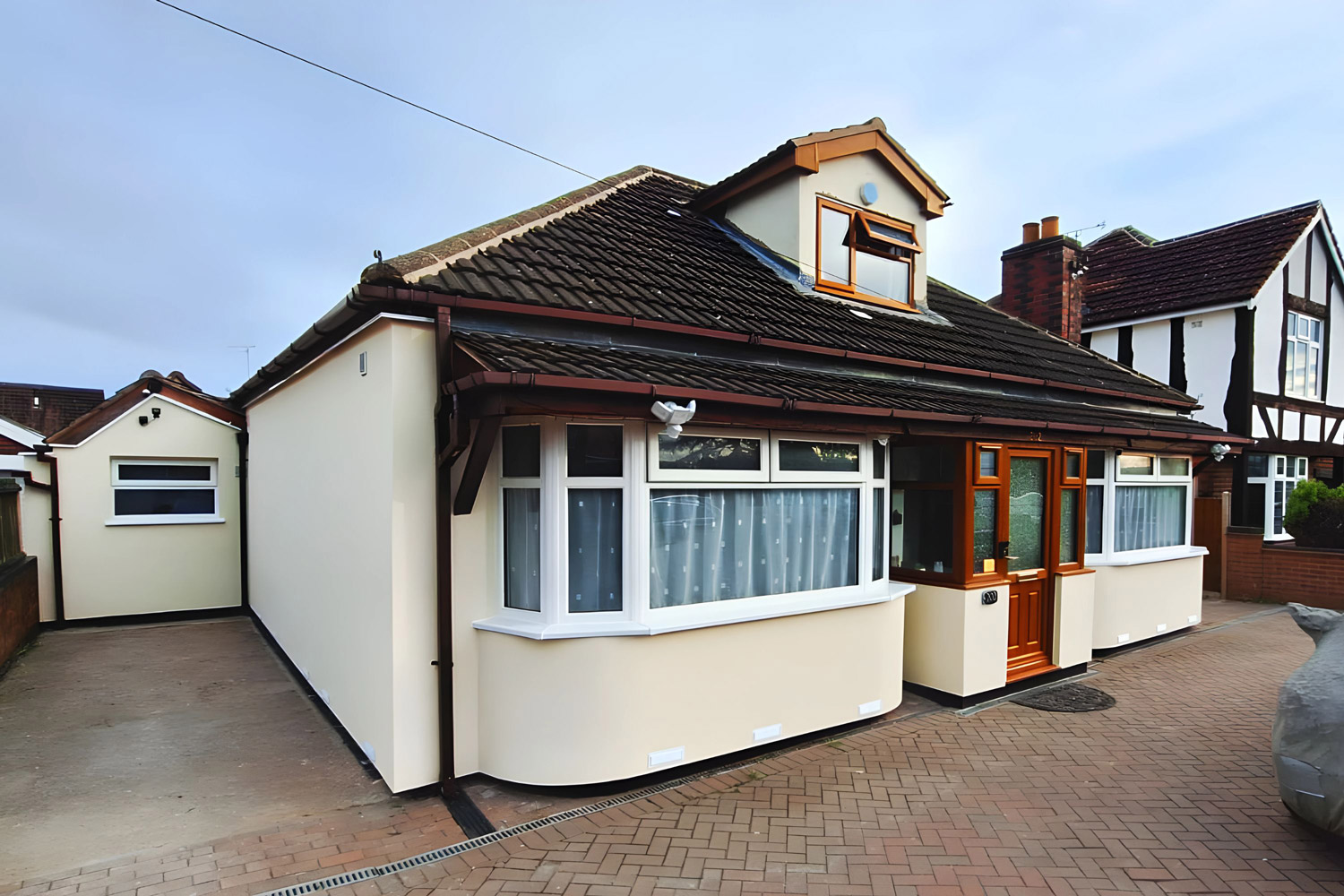 Notice signs of wear, cracking, or damage on your existing render? Our maintenance team restores both the functionality and beauty of your walls.